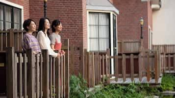 1 kamar tidur, brankas, meja kerja, dan tempat tidur bayi gratis