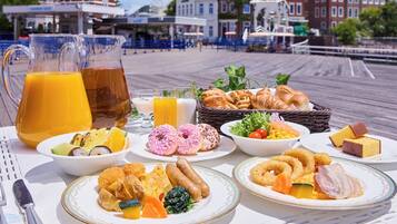 Desayuno buffet diario (JPY 3600 por persona)