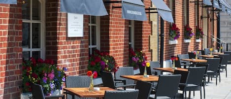 S'hi serveixen esmorzars, dinars, sopars i plats de cuina italiana