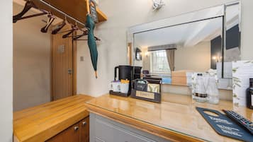 Deluxe Double Room | Wardrobe