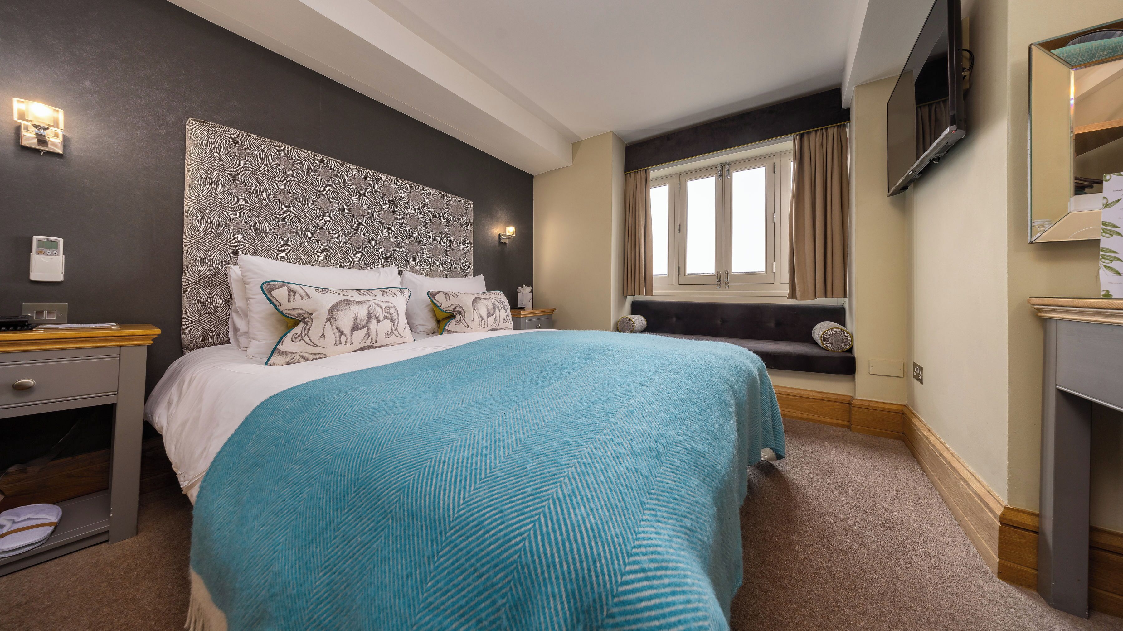 Kahden hengen deluxe-huone | Ylelliset vuodevaatteet, minibaari, tallelokero huoneessa, työpöytä