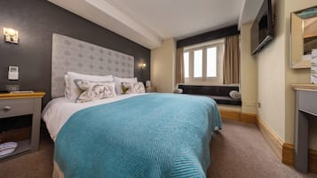 Kahden hengen deluxe-huone | Ylelliset vuodevaatteet, minibaari, tallelokero huoneessa, työpöytä