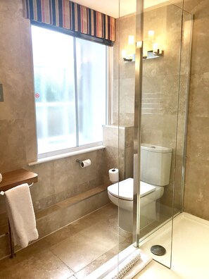 Dobbeltrom – deluxe | Bad | Dusj, designertoalettartikler, hårføner og tøfler