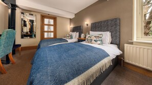 Kahden hengen deluxe-huone (kaksi sänkyä) | Ylelliset vuodevaatteet, minibaari, tallelokero huoneessa, työpöytä