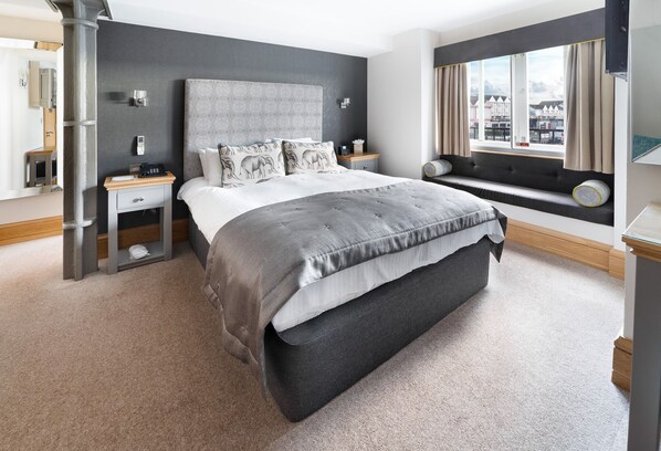 Dobbeltrom – deluxe | Sengetøy av topp kvalitet, minibar, safe på rommet og skrivebord