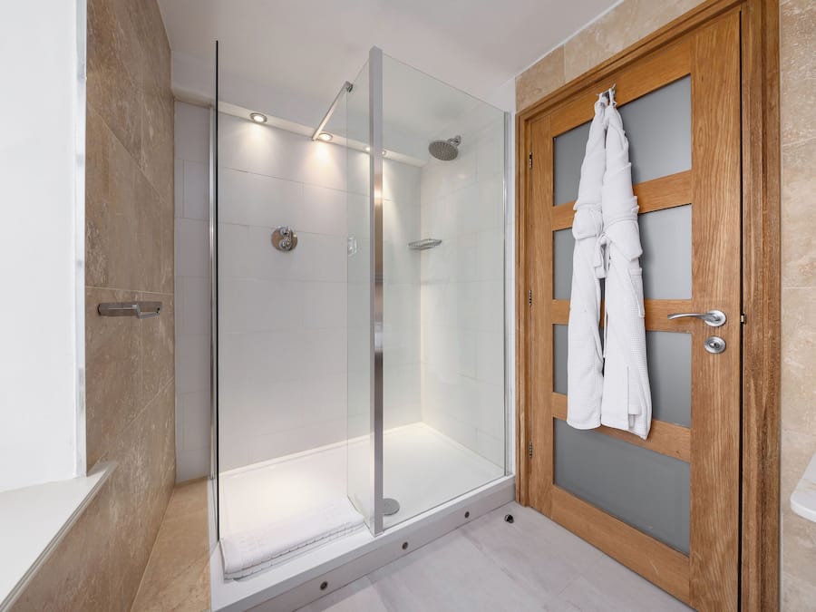 Deluxe Twin Room | Bathroom | Shower, designer toiletries, hair dryer, slippers