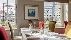 Breakfast, lunch and dinner served  - Ennios Boutique Hotel Rooms (Southampton)