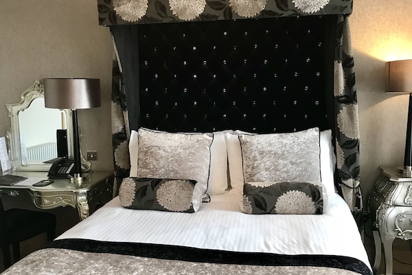 Executive tweepersoonskamer | Luxe beddengoed, een minibar, een kluis op de kamer, een bureau