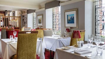 Breakfast, lunch, dinner served; Italian cuisine