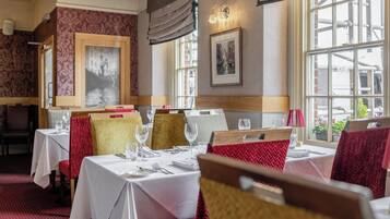 Breakfast, lunch, dinner served; Italian cuisine