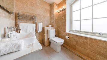 Deluxe Twin Room | Bathroom | Shower, designer toiletries, hair dryer, slippers