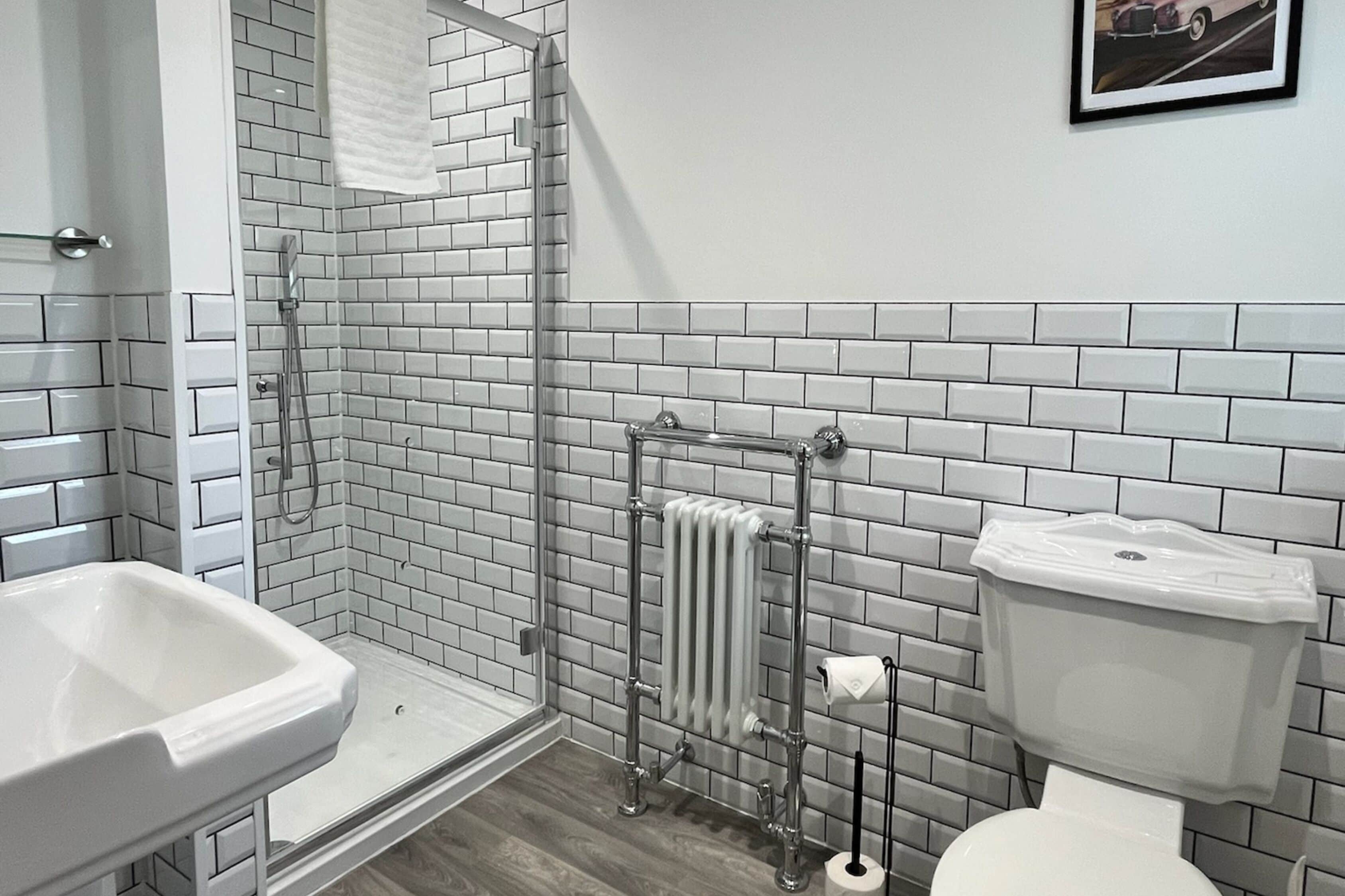 combined shower/bathtub, hair dryer, slippers, towels