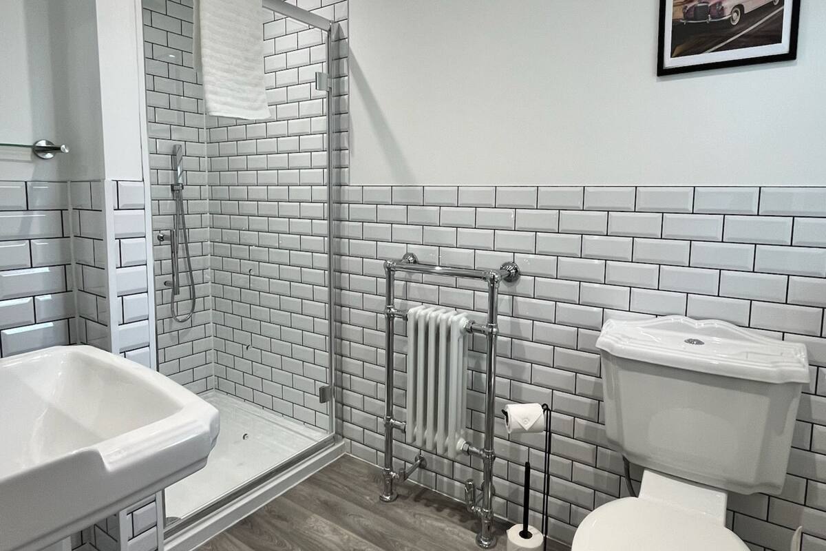 combined shower/bathtub, hair dryer, slippers, towels