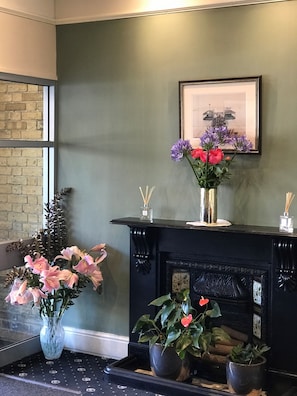 Reception hall - The Elizabeth House Hotel (Southampton)