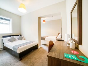 Standard-Vierbettzimmer, 2 Doppelbetten | Schreibtisch, kostenloses WLAN, Bettwäsche