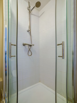 Deluxe-Zweibettzimmer, 2 Einzelbetten | Badezimmer | Dusche, Handtücher, Seife, Shampoo