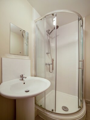 Standard Double Room, 1 Double Bed | Bathroom | Shower, towels, soap, shampoo - Tequila and Dunlin Rooms Southport Central (Southport)