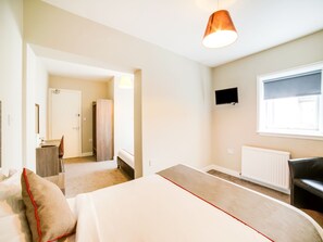 Habitació quàdruple estàndard, 2 llits dobles | Escriptori, wifi gratuïta i roba de llit