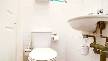 Standard Single Room, 1 Single Bed | Bathroom | Shower, towels, soap, shampoo