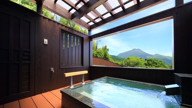 A hot tub with a view of a mountain, wooden deck, and a window with a view of greenery. - Asagirinomieru Yado Yufuin Hanayoshi (Yufu)