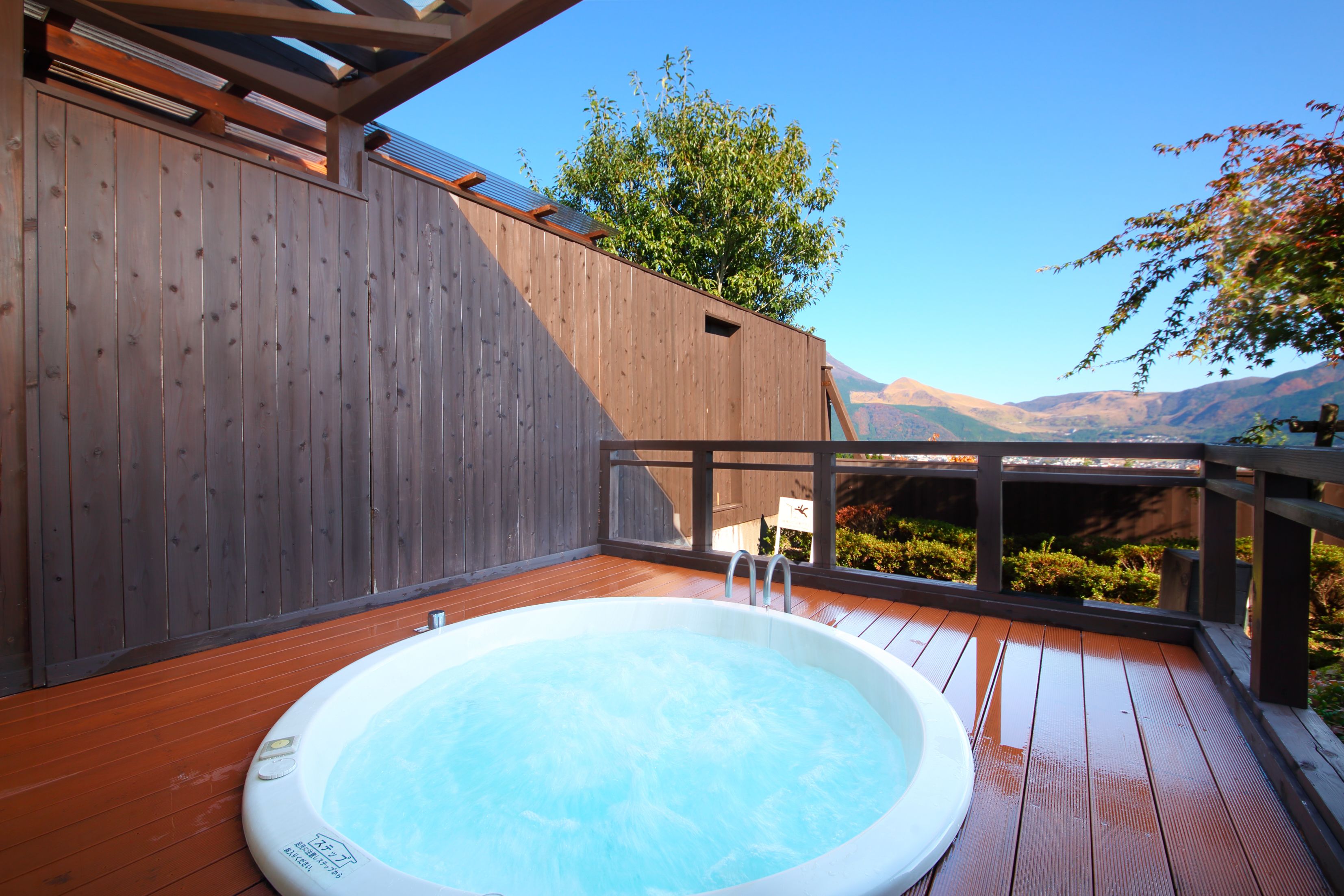 Habitación superior con 2 camas individuales, en edificio contiguo (Open-Air bath, Yumenosato Area) | Tina profunda