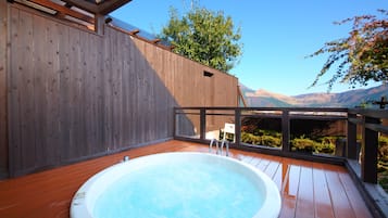Habitación superior con 2 camas individuales, en edificio contiguo (Open-Air bath, Yumenosato Area) | Tina profunda
