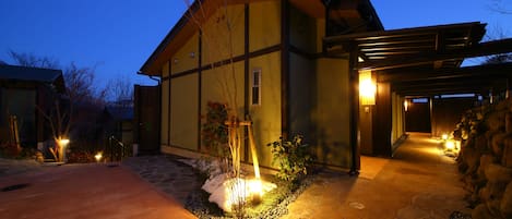 Camera Standard, terrazzo (OpenAir Bath,with Tatami,B,Hanayoshi ) | Copriletto in piuma, una cassaforte in camera, una scrivania