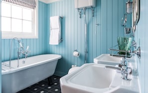 Chambre Double Supérieure (Outstanding) | Salle de bain | Sèche-cheveux, peignoirs, chaussons, serviettes fournies