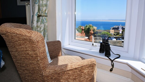 Habitación con 1 cama doble o 2 individuales, no fumadores, vistas parciales al mar