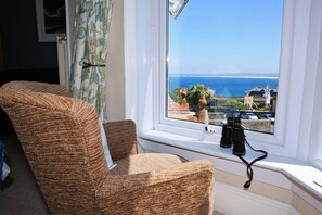 Habitación con 1 cama doble o 2 individuales, no fumadores, vistas parciales al mar | Tabla de planchar con plancha, wifi gratis, ropa de cama