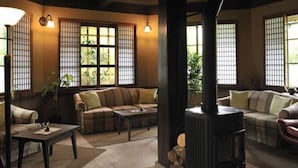Ein gemütliches Wohnzimmer mit Kamin, Sofas und Couchtisch.