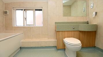 Chambre Familiale | Salle de bain | Articles de toilette gratuits, sèche-cheveux, serviettes fournies