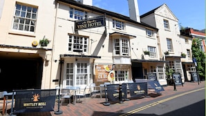 L’hôtel Vine, avec une enseigne publicitaire pour le gin sec artisanal Whitley Neill.