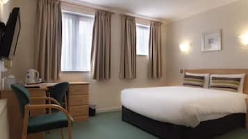 Phòng đôi phong cách cổ điển | Bàn, màn/rèm cản sáng, bàn ủi/dụng cụ ủi quần áo