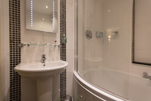 Dusche, kostenlose Toilettenartikel, Haartrockner, HandtĂŒcher