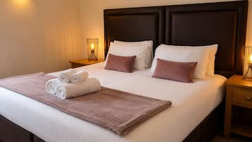 Deluxe Room | 1 bedroom, desk, laptop workspace, iron/ironing board