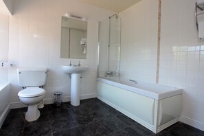 Combined shower/bathtub, free toiletries, towels