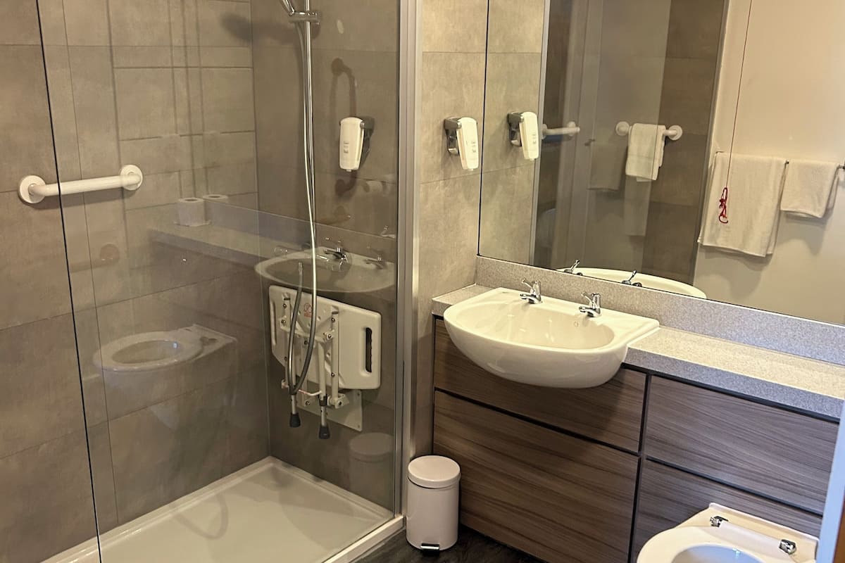 Disabled Double Room | 浴室 | 淋浴/盆浴组合、免费洗浴用品、吹风机、毛巾