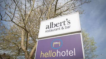 Une enseigne pour le restaurant et le bar d’Albert, ainsi qu’un hôtel appelé HelloHotel.