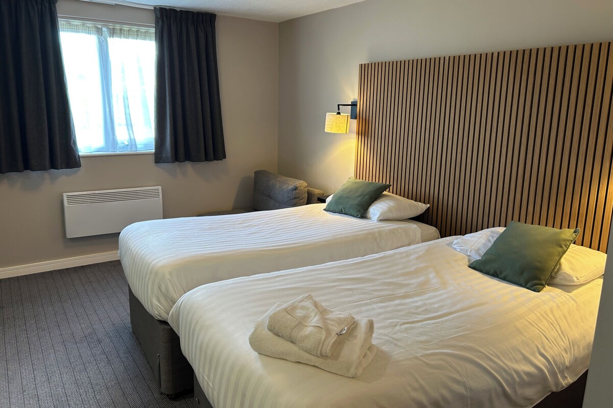 Superior Twin Room | Premium bedding, desk, laptop workspace, blackout drapes