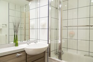 Combined shower/tub, free toiletries, hair dryer, towels