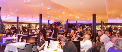 Serveert ontbijt, lunch en diner