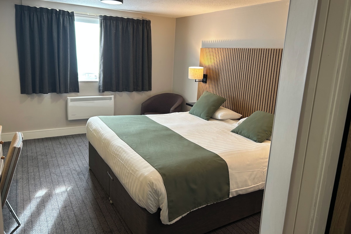Habitación doble superior | Ropa de cama de alta calidad y escritorio