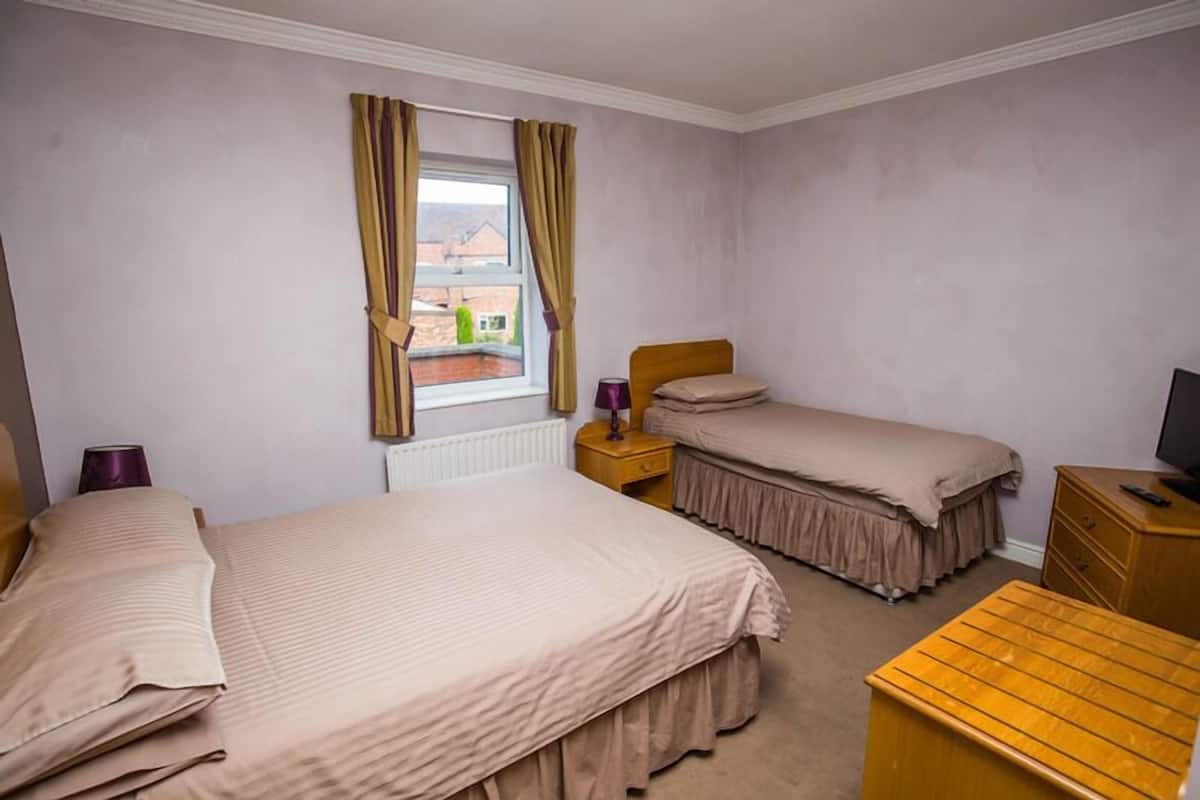 مكتب ومكواة/لوح كي وواي فاي مجانًا وملاءات أسرّة