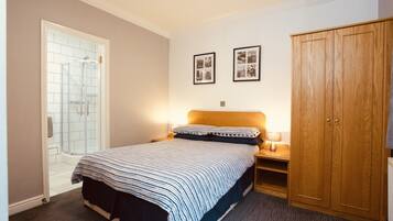 Työpöytä, silitysrauta/-lauta, ilmainen Wi-Fi, vuodevaatteet