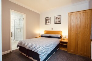 Escritorio, tabla de planchar con plancha, wifi gratis y ropa de cama 