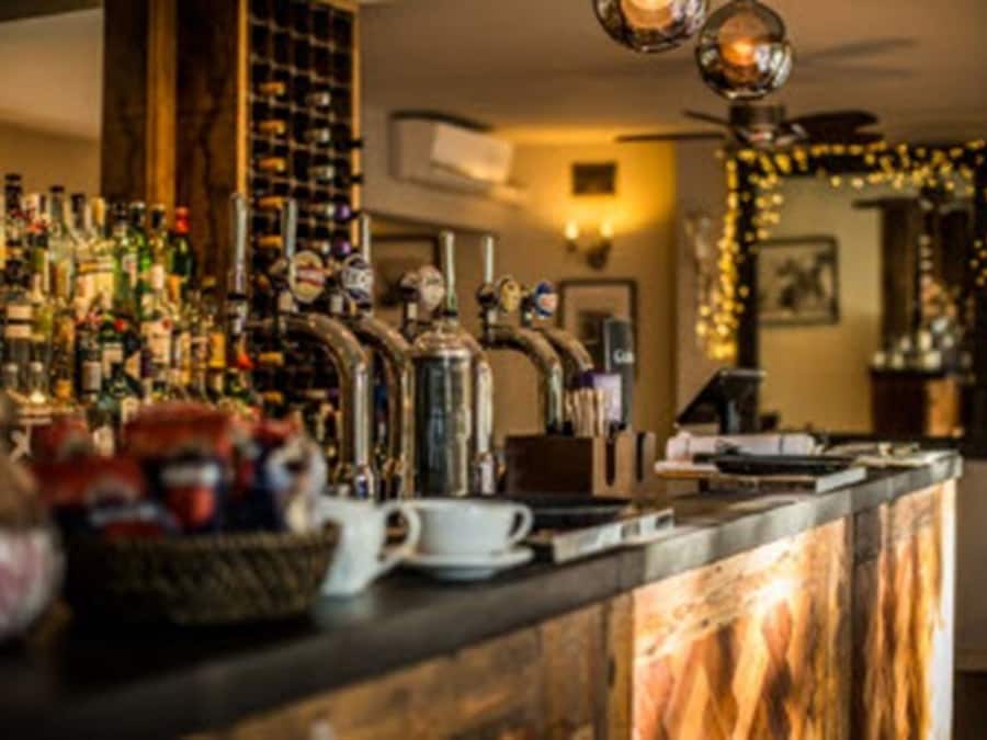 Serves breakfast and lunch