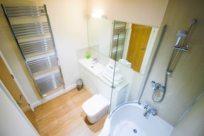 Self-Catering Apartment, 2 Bedrooms, Ensuite | Bathroom | Hair dryer, towels, soap, shampoo