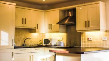 Full-size fridge, microwave, oven, stovetop