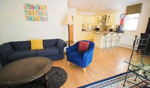 Self-Catering Apartment, 2 Bedrooms, Ensuite | Living area | 42-inch TV with digital channels - Blorenge House (Taunton)